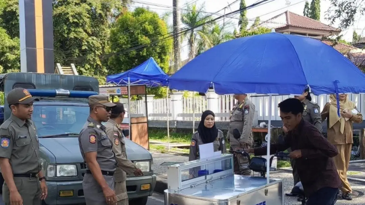 Satuan Polisi Pamong Praja (Satpol PP) Provinsi Nusa Tenggara Barat (NTB) menggelar aksi penertiban di kawasan Jalan Majapahit pada Senin, 6 April 2026.&nbsp;