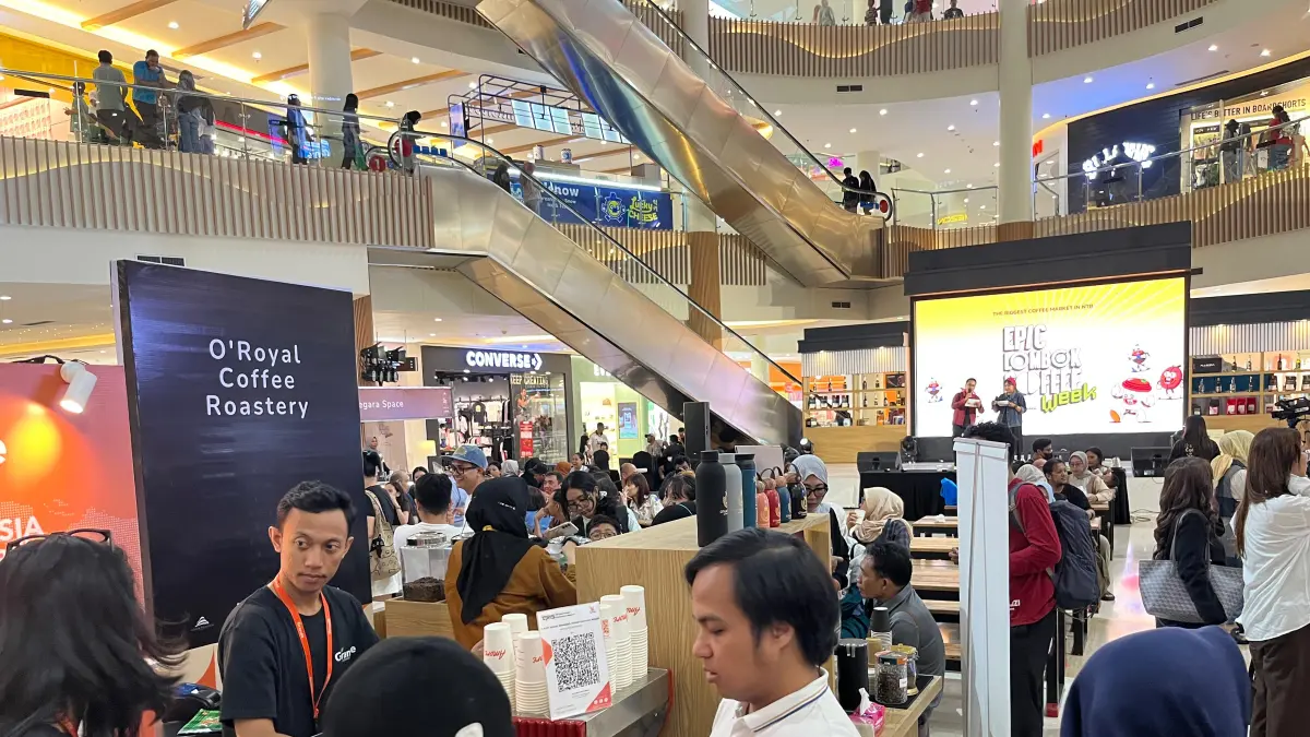 SEDOT PERHATIAN: Pengunjung yang memadati stan dalam event Epic Lombok Coffee Week di Lombok Epicentrum Mall, Minggu (5/4). (FERIAL/LOMBOK POST)