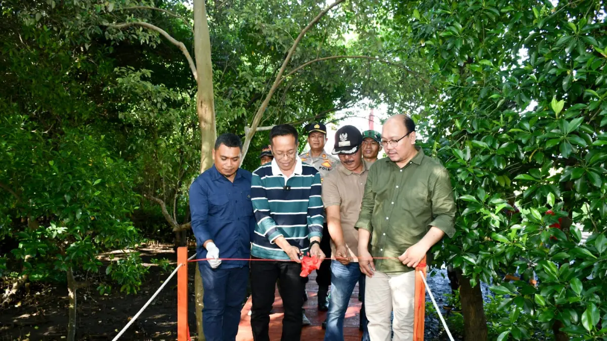 Sekda Lotim meluncurkan ekowisata mangrove di Desa Sugian, Kecamatan Sambelia di dampingi perwakilan WVI, Kades Sugian dan Camat Sambelia.