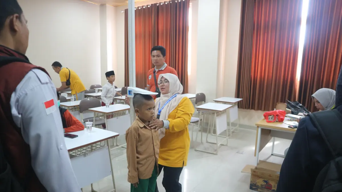 Seorang siswa sedang menjalani tes kesehatan sebelum masuk di sekolah rakyat dasar (SRD) belum lama ini.
