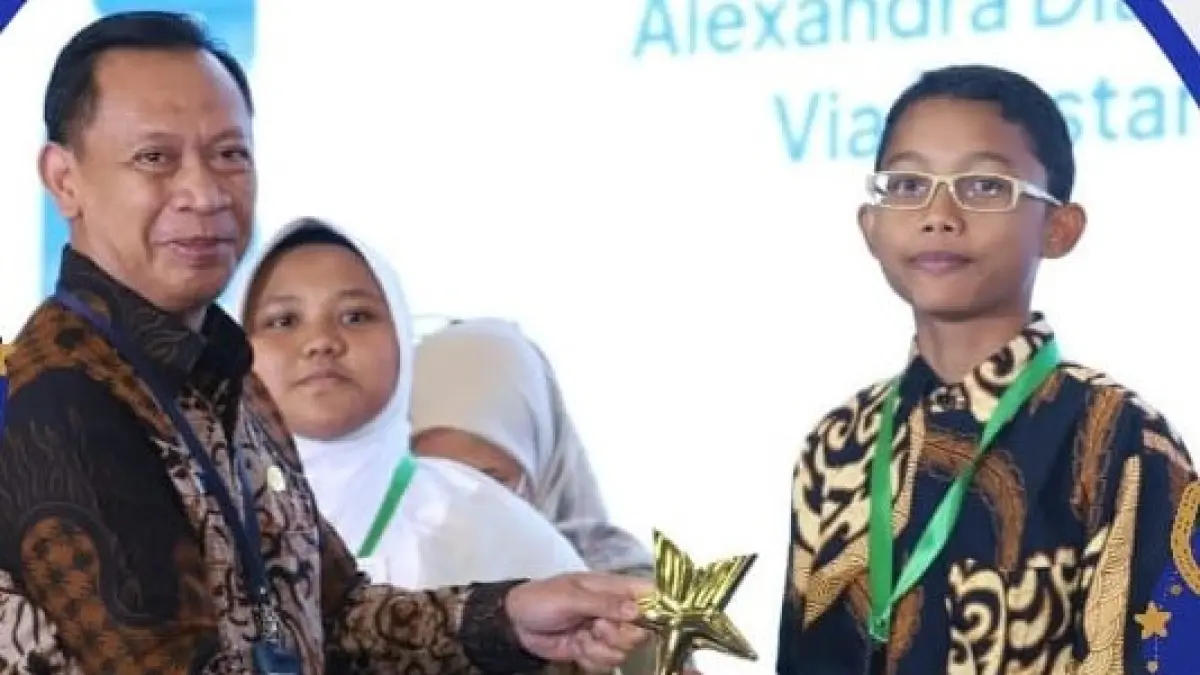 Siswa SMPN 2 Mataram Elbastyan Nugraha Putra Indradi meraih juara II nasional dalam Lomba Resensi Buku Puspresnas tingkat SMP/MTs.