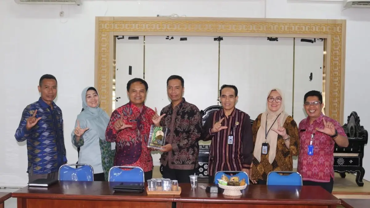 STUDI BANDING: Pengelola koperasi syariah Kabupaten Karanganyar, Jawa Tengah studi banding ke NTB, di Gedung PLUT KUMKM NTB, pekan lalu. (IST/LOMBOK POST)