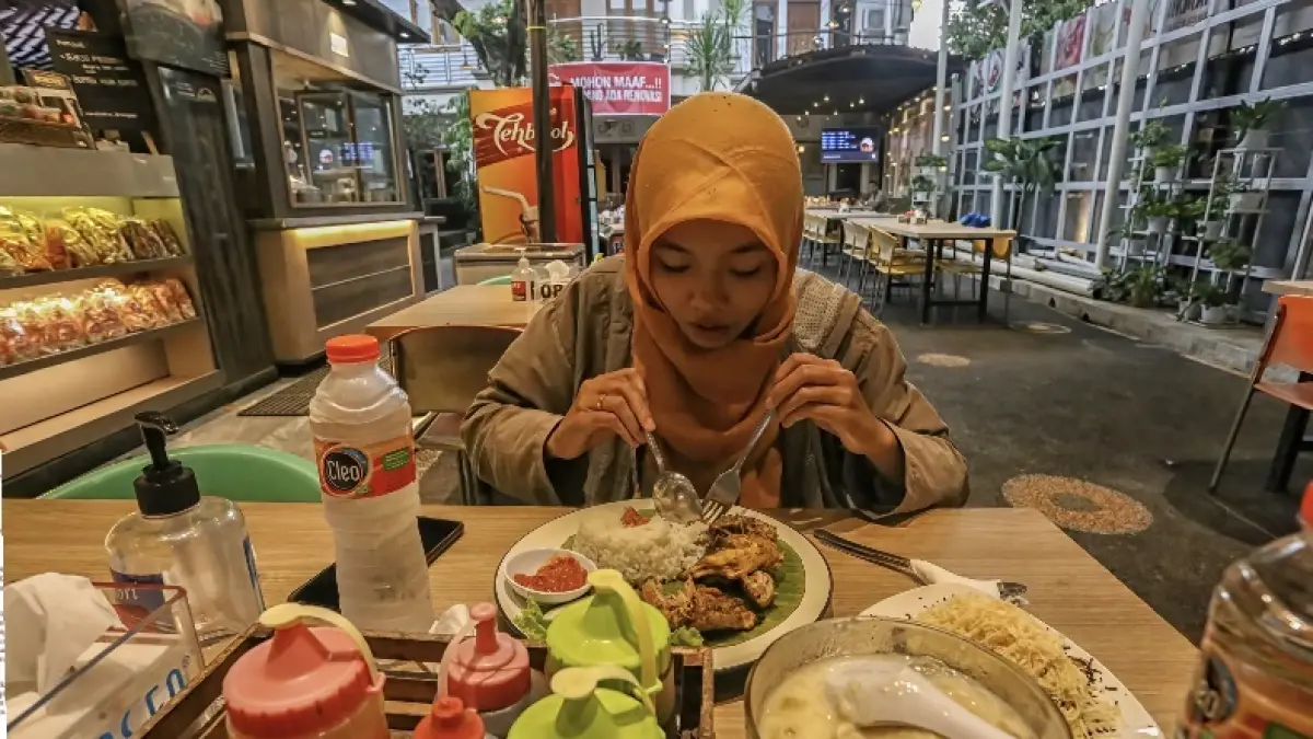 SUMBER PENDAPATAN: Seorang mahasiswi tengah makan di sebuah restoran di Kota Mataram, beberapa waktu lalu. 