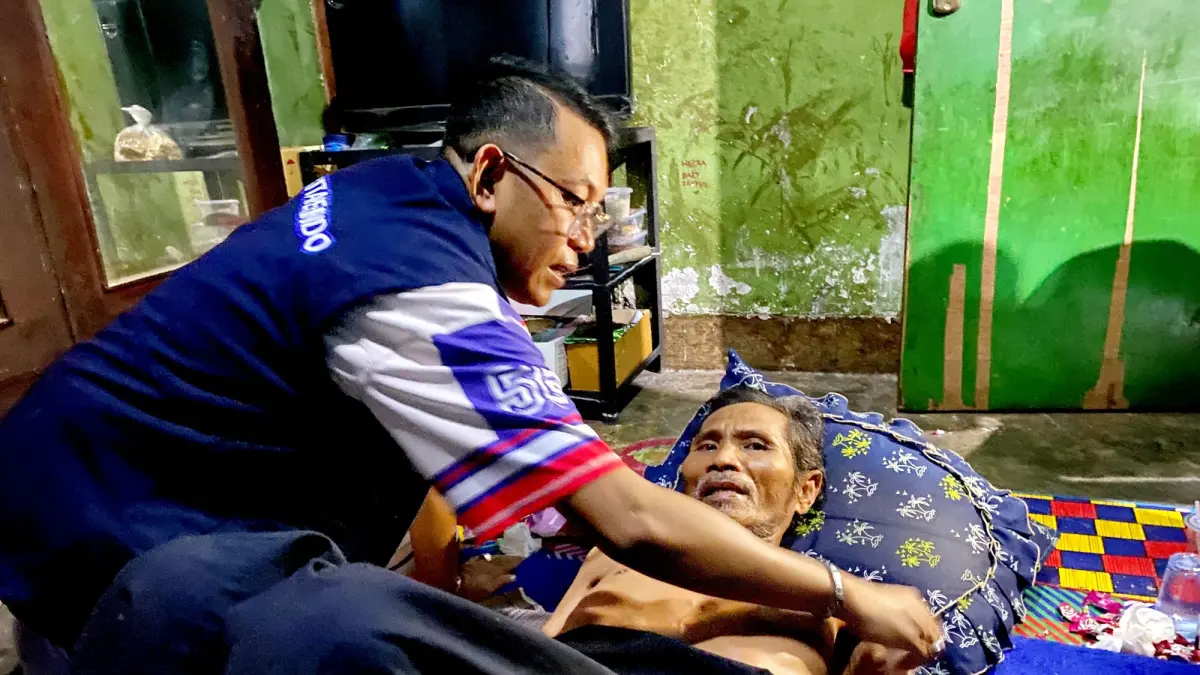 Wakil Ketua Komisi IV DPRD Lobar Dr. Syamsuriansah saat menjenguk Mahnun dan membawakan bantuan kursi roda, Sabtu (4/4). (TONI/LOMBOK POST)