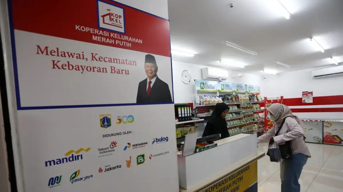 Warga saat berbelanja di gerai Koperasi Desa/Kelurahan Merah Putih (KDKMP) atau Koperasi Merah Putih di kawasan Blok M, Jakarta, Kamis (2/4/2026). (JawaPos.com)