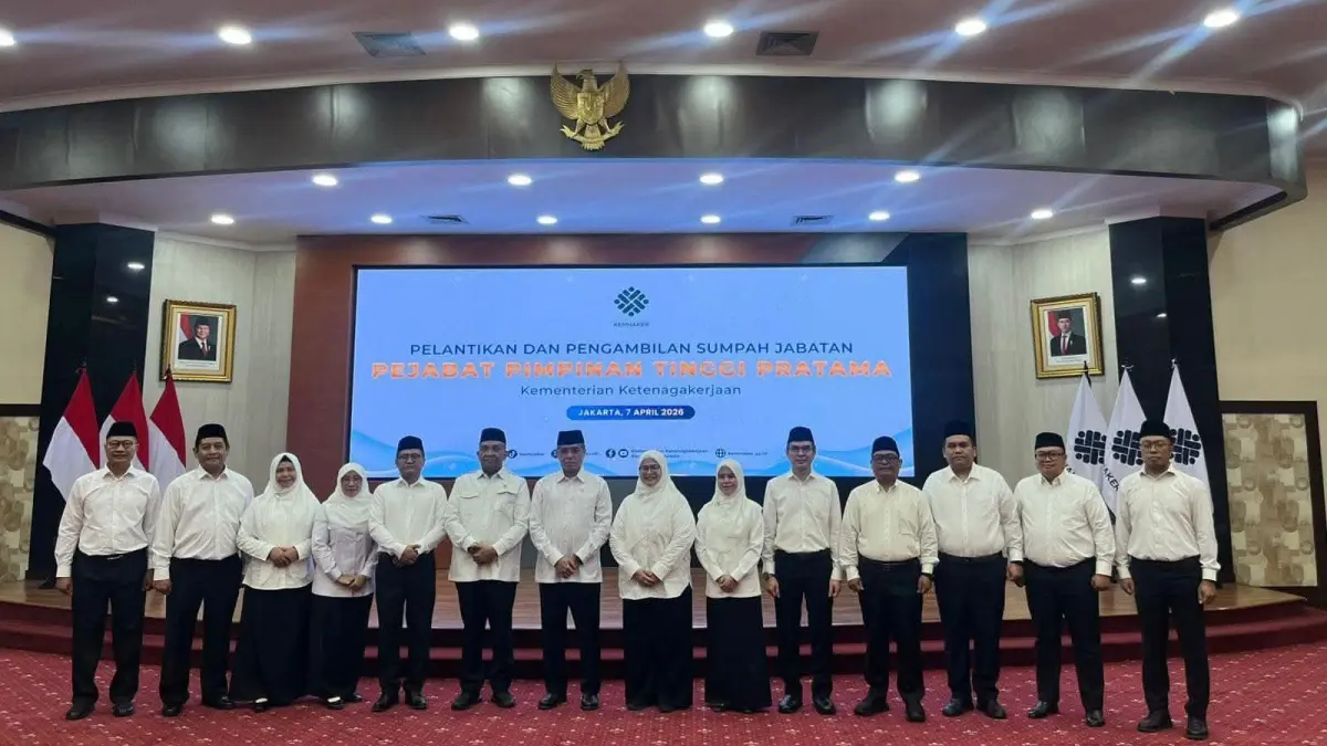 Foto bersama Nuryanti (tiga dari kiri) dengan Menaker Prof Yassierli setelah dilantik Direktur Bina Perluasan Kesempatan Kerja di Direktorat Jenderal Pembinaan Penempatan Tenaga Kerja dan Perluasan Kesempatan Kerja Kemnaker RI, serta ASN lainnya, di ruang Tridharma Gedung A Lt. 2 Kemnaker, Selasa (7/4). (IST/LOMBOK POST)