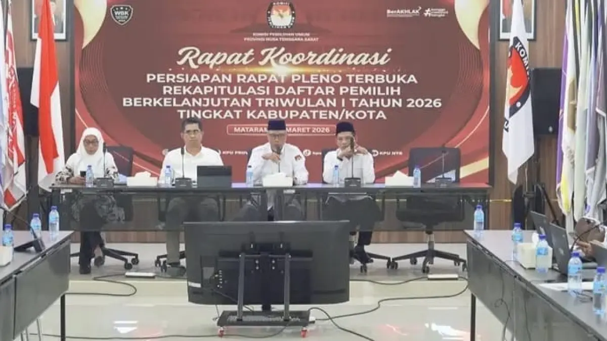 PENYELENGGARA PEMILU: Ketua KPU Provinsi NTB Muhammad Khuwailid dan para komisioner KPU NTB menggelar koordinasi persiapan rapat pleno terbuka rekapitulasi Pemutakhiran Data Pemilih Berkelanjutan (PDPB) dengan KPU kabupaten/kota, Senin (6/4). (KPU NTB UNTUK LOMBOK POST)