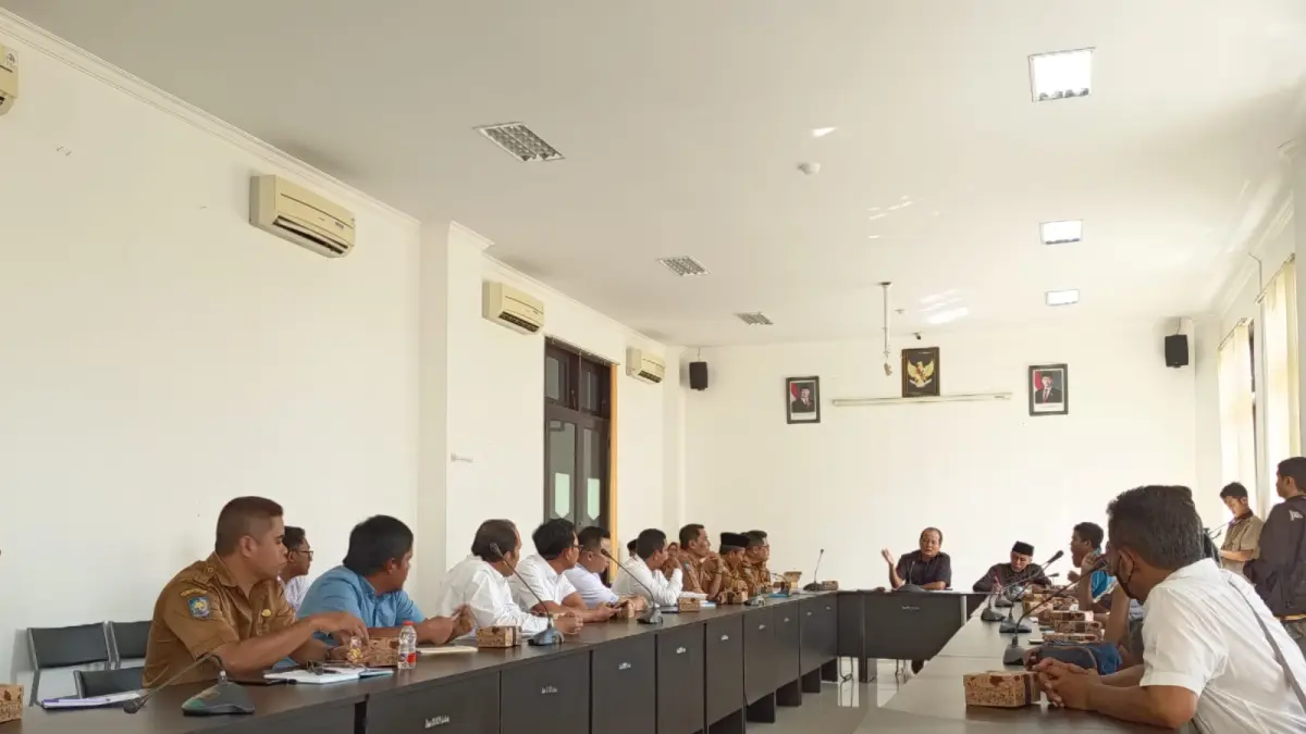 Aliansi Pemuda dan Aktivis (Alpa) Lotim saat melakukan hearing di Kantor DPRD Lotim terkait gas elpiji yang langka
dan mahal di Lotim.