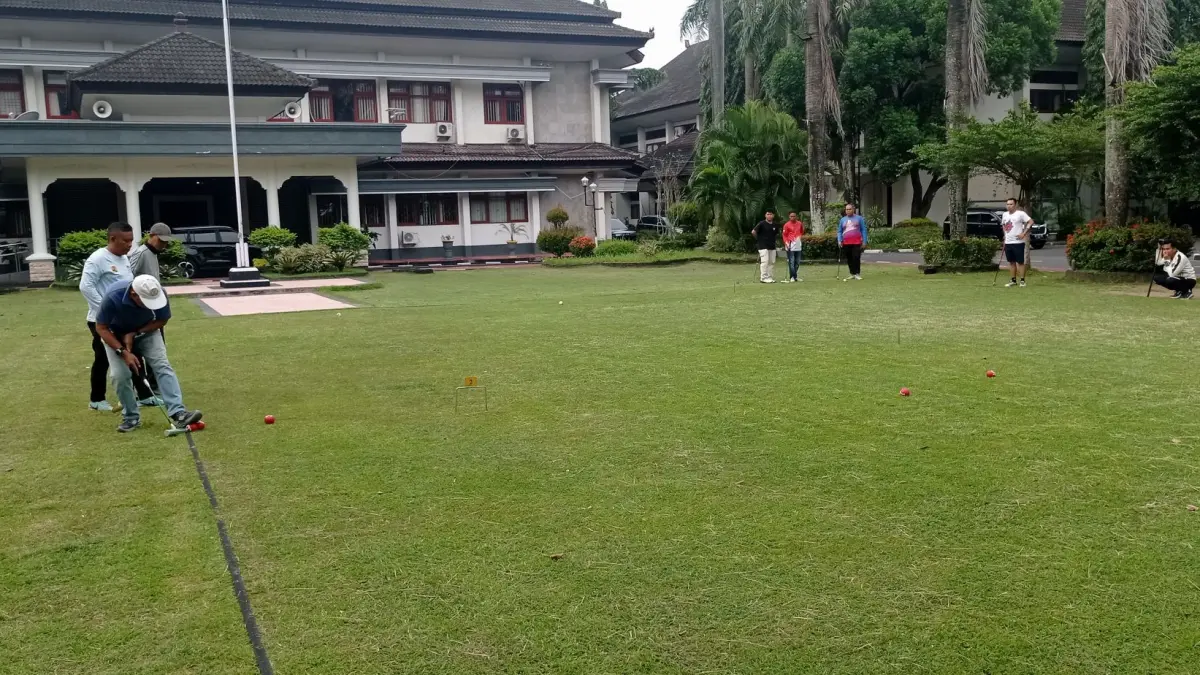 Atlet gateball kabupaten/kota saat menjalani latih tanding di lapangan Dinas PUPR NTB, beberapa waktu lalu. (PUJO/LOMBOK POST)