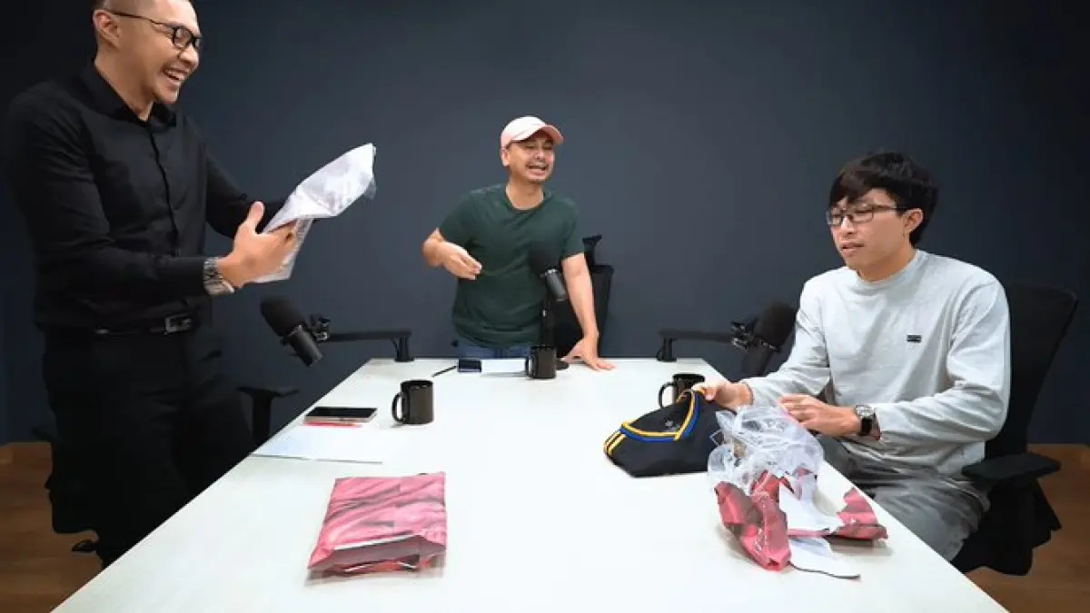 Dua gaya, satu tujuan. Pertemuan dr. Tirta dan dr. Gia Pratama di Podcast Raditya Dika tunjukkan cara berbeda dokter menghadapi pasien di tengah tekanan tinggi.