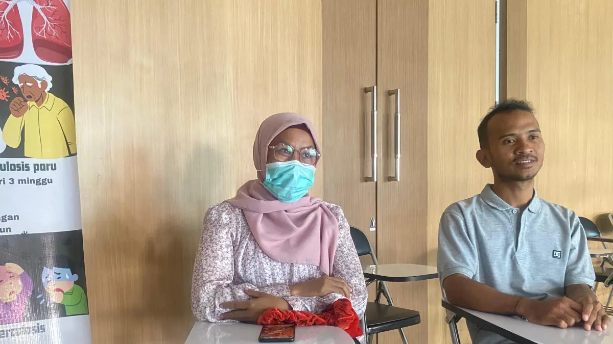 Dua mantan pegawai honor RSUD Tripat saat mempersiapkan berkas pengalaman bekerja untuk dilampirkan saat melamar kembali. (TONI/LOMBOK POST)