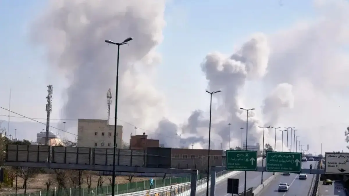 Gumpalan asap membumbung saat serangan menghantam Teheran pada Kamis, 5 Maret 2026 di tengah perang AS-Israel terhadap Iran. (Vahid Salemi/AP)