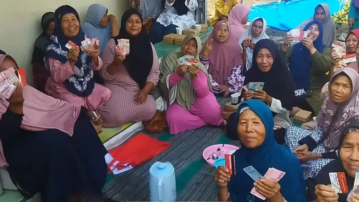 Ilustrasi KPM yang melakukan pencairan bansos reguler PKH dan BPNT. (Tangkapan Layar YouTube Kemensos RI)