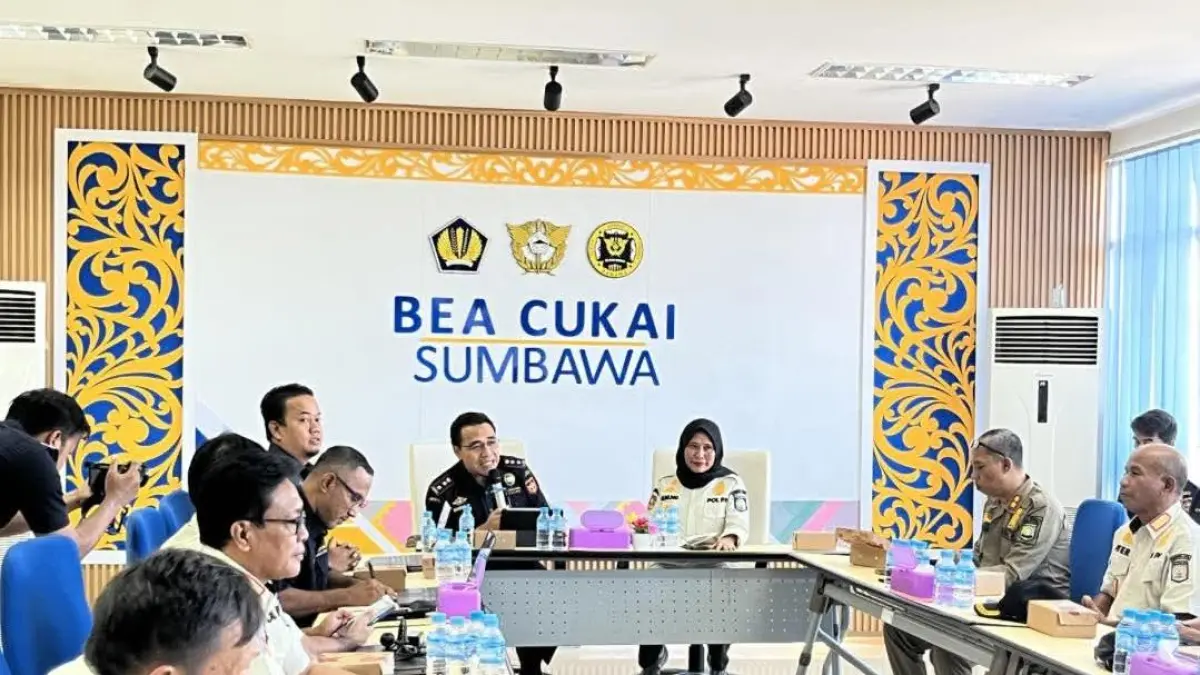 Kasat Pol PP Provinsi NTB, Dra. Nunung Triningsih, M.M., memimpin kunjungan kerja strategis ke Kantor Bea dan Cukai Kabupaten Sumbawa Selasa (7/4).&nbsp;