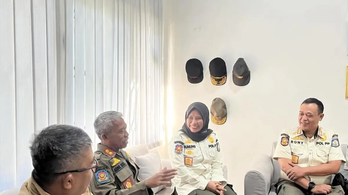 Kasat Pol PP Provinsi NTB, Dra. Nunung Triningsih, M.M., memimpin langsung rombongan kunjungan kerja ke markas Satpol PP Kabupaten Sumbawa Selas (7/4) pagi.&nbsp;