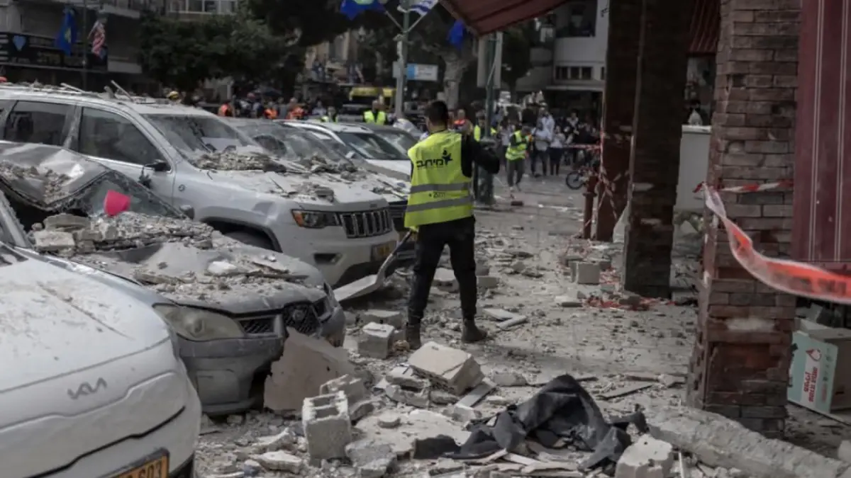 Kawasan Ramat Gan, Israel Tengah kini terlihat hancur lebur setelah terkena serangan rudal Iran terkini. (Ilia Yefimovich/AFP/Getty Images)