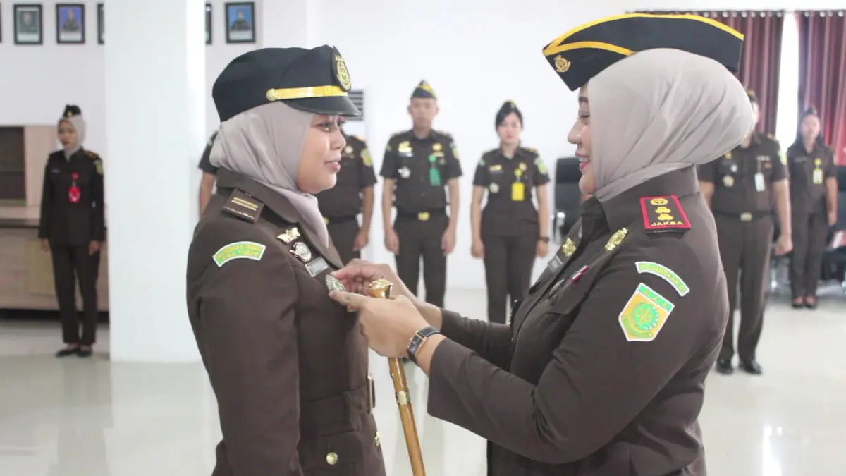 Kepala Kejaksaan Negeri Lombok Tengah Putri Ayu Wulandari (kanan) menyematkan tanda jabatan kepada Wanda Meidina Akhmad sebagai Kasi Pidum yang baru, Senin (6/4). 