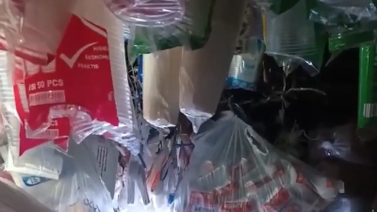Lonjakan harga plastik hingga dua kali lipat membuat pelaku usaha tertekan, biaya produksi naik dan harga jual terancam ikut melambung.