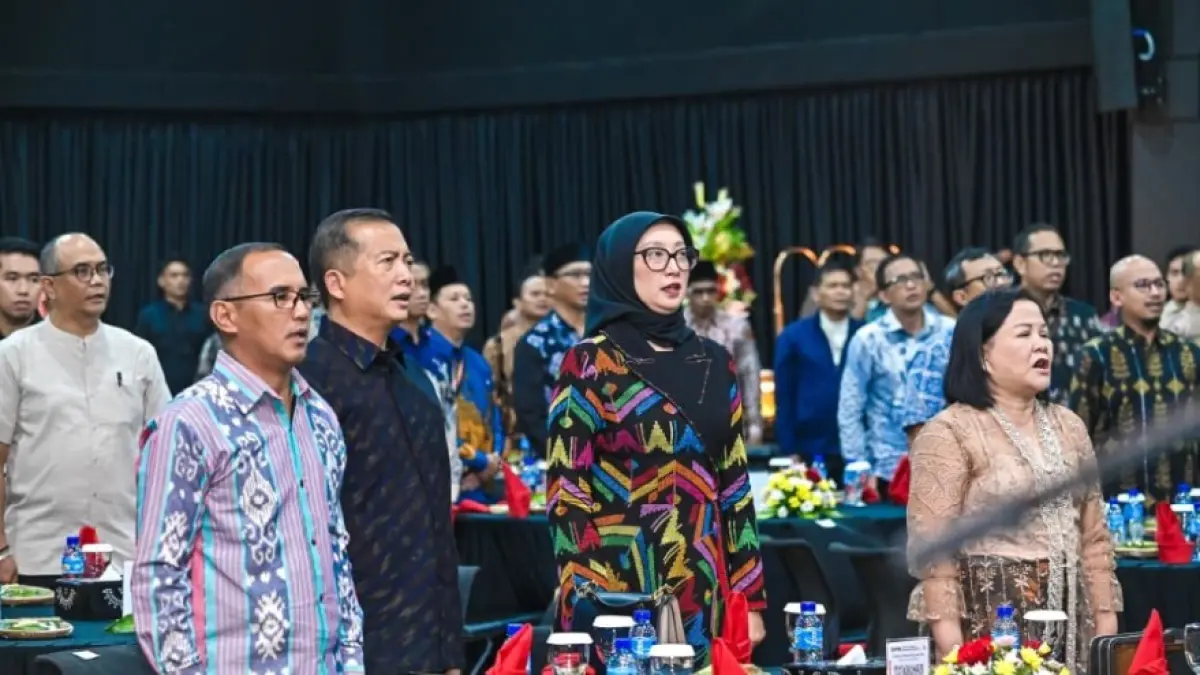 MALAM AMAL: Gubernur NTB Lalu Muhamad Iqbal saat menghadiri kegiatan malam amal yang digelar di Auditorium Raodah Bank NTB Syariah, Senin (6/4). (KOMINFOTIK NTB/LOMBOK POST)
