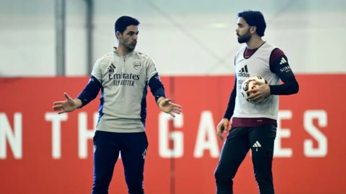 Manajer Arsenal Mikel Arteta sedang memberikan arahan pada pemainnya. (ARSENAL.COM)
