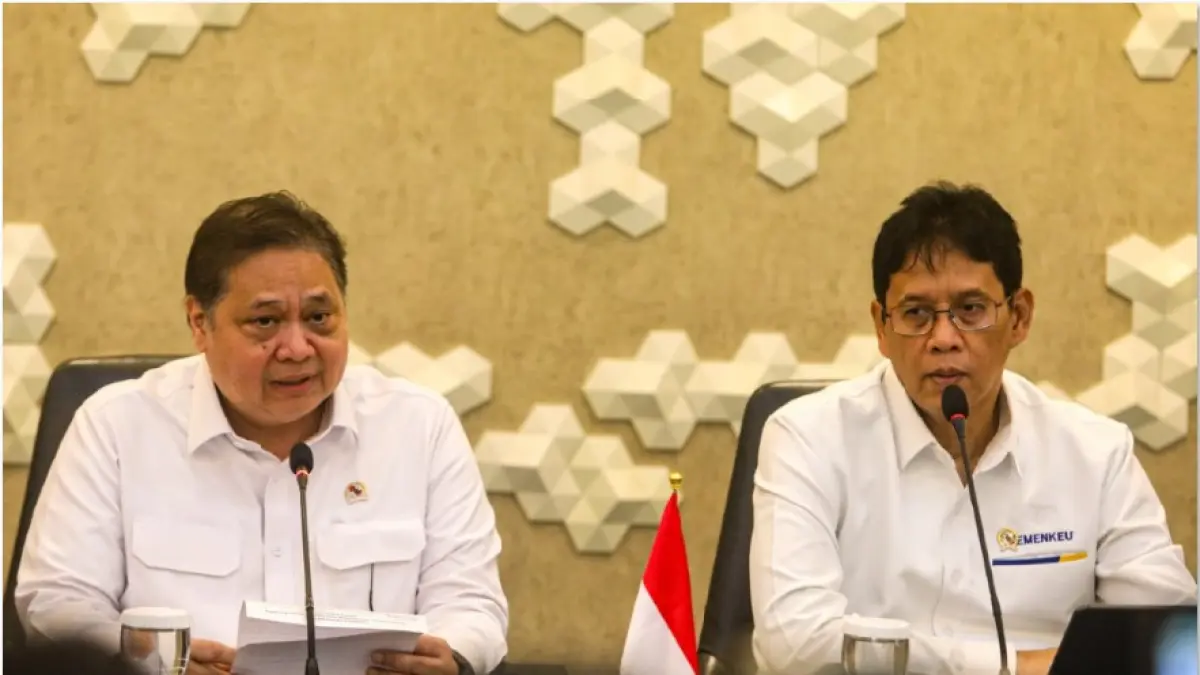 Menteri Koordinator Bidang Perekonomian Airlangga Hartarto &nbsp;(kiri) bersama Menteri Keuangan Purbaya Yudhi Sadewa saat menjelaskan terkait BBM di Indonesia. (JAWA POS)
