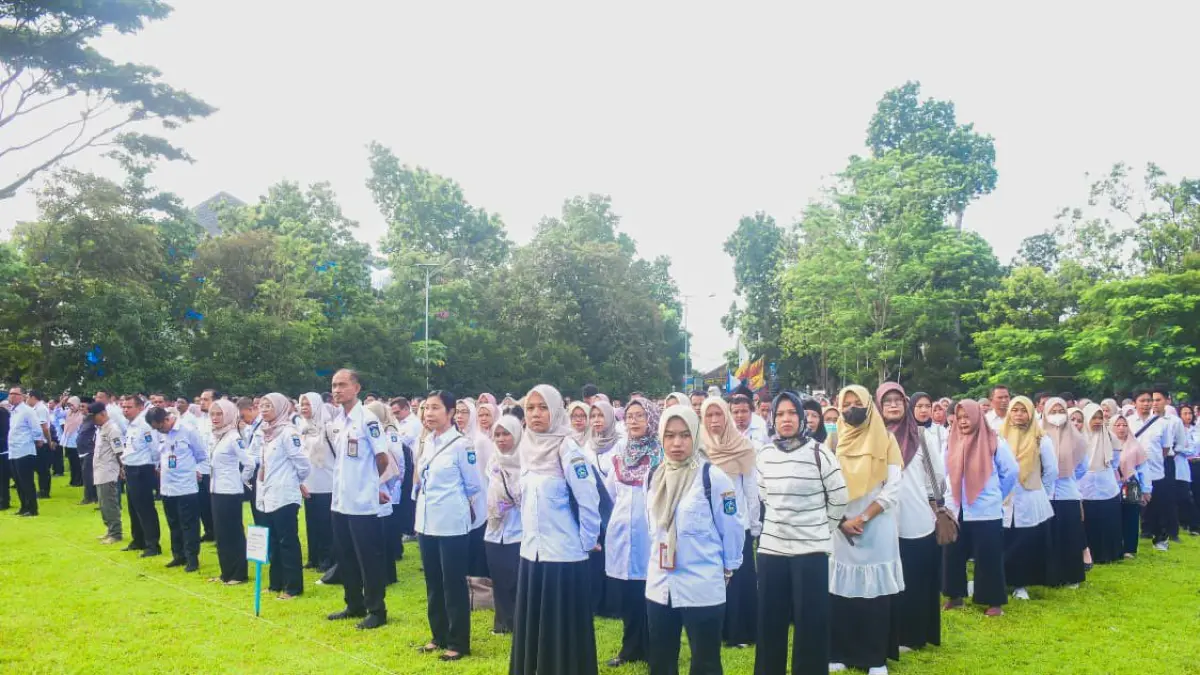 Para ASN Pemprov NTB dalam posisi berbaris rapi, saat mendengarkan arahan Gubernur NTB Lalu Muhamad Iqbal, saat sesi halal bi halal pascaidulfitri 1447 H, beberapa waktu lalu. (DISKOMINFOTIK NTB FOR LOMBOK POST)