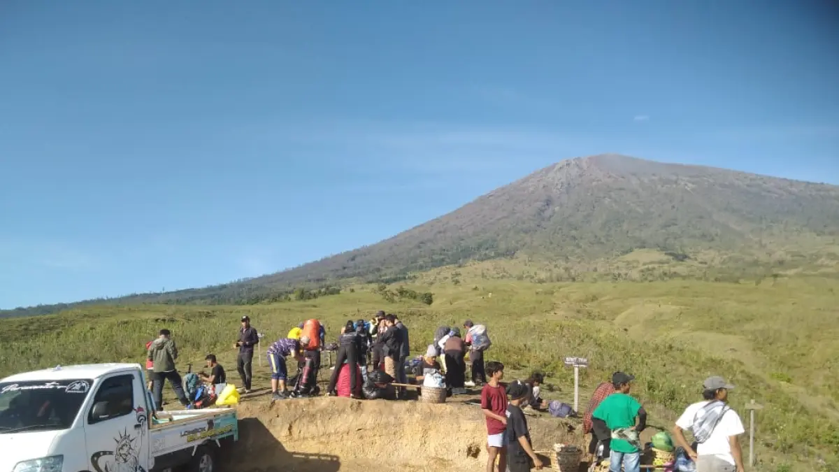 Pendaki Gunung Rinjani berhenti di titik akhir pengantaran di Kandang Sapi, menggunakan mobil pikap.