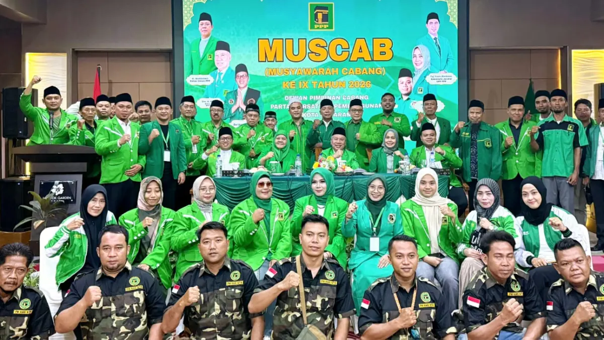 KONSOLIDASI: Ketua DPW PPP NTB H Muzihir bersama fungsionaris DPP PPP Hj Wartiah hadir dalam Musyawarah Cabang (Muscab) DPC PPP Kota Mataram di Hotel Lombok Garden Mataram, &nbsp;Senin (6/4). Dalam muscab dideklarasikan dukungan pencalonan H Muzihir sebagai calon Wali Kota Mataram di Pilkada mendatang. (UMAR/LOMBOK POST )