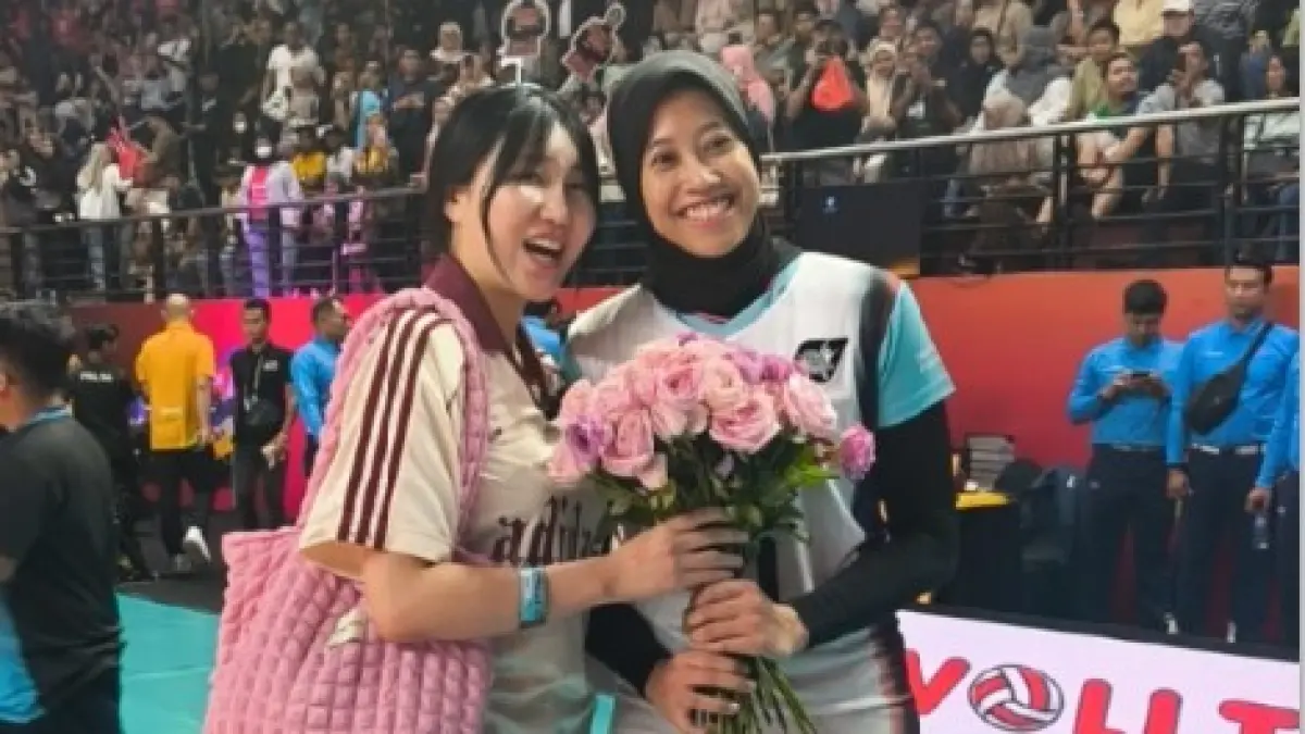 SAHABAT: Megawati Hangestri Pertiwi (kanan) dan Yeum Hye-seon di Jawa Pos Arena, Surabaya, Sabtu (4/4). (JAWA POS)