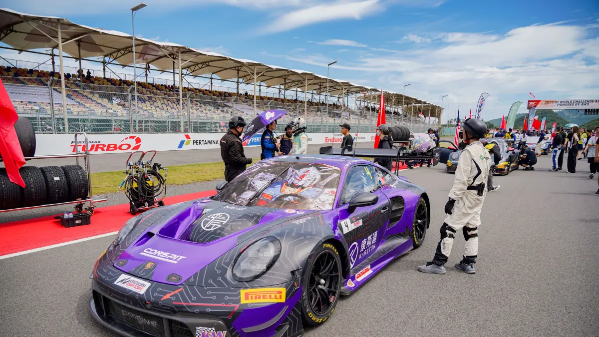 Sejumlah mobil bersama gentleman driver bersiap balapan dalam ajang GT World Challenge Asia 2025 di Sirkuit Internasional Mandalika, tahun lalu.