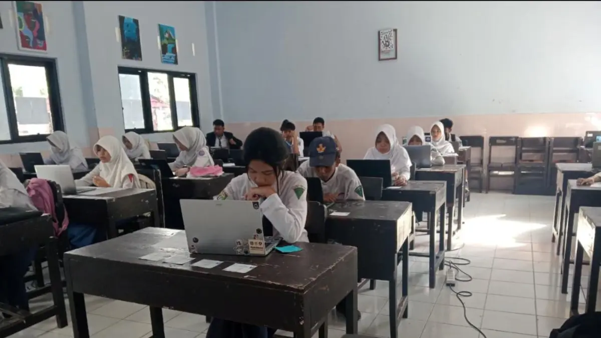 Sejumlah murid SMP Negeri 1 Praya sedang mengikuti Tes Kemampuan Akademik (TKA), Senin (6/4).