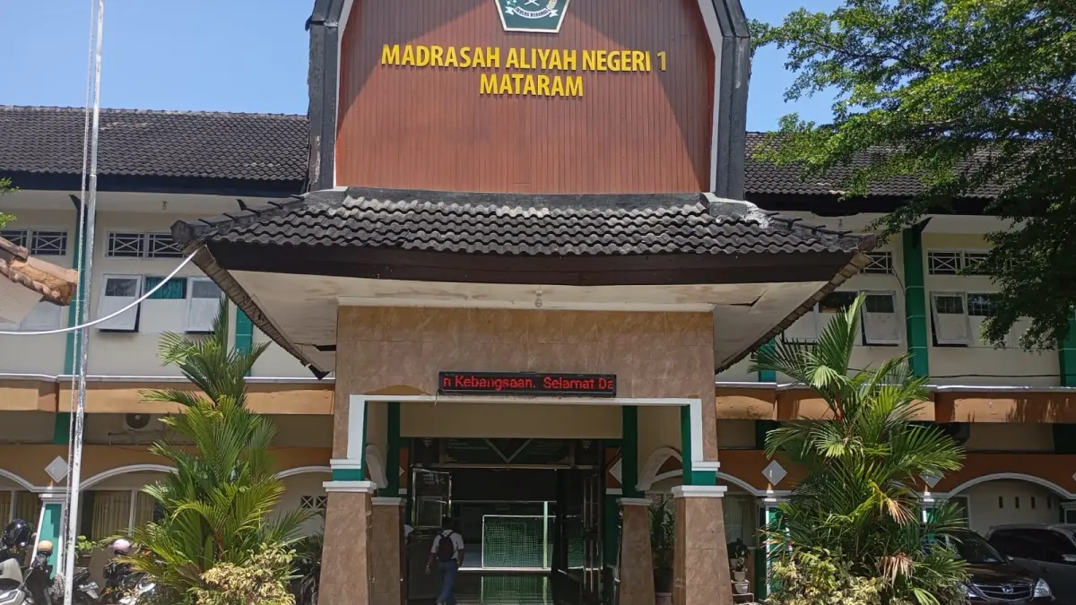 Seorang siswa MAN 1 Mataram berjalan di lobi madrasah setempat, Senin (6/4).