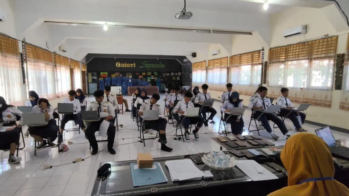 Siswa SMPN 2 Mataram melaksanakan TKA di Aula Dewi Anjani sekolah setempat, Senin (6/4).