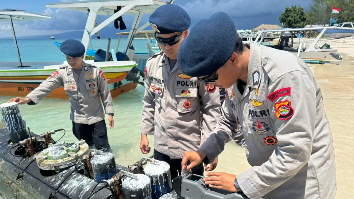 Tim Gegana Brimob Polda NTB memeriksa benda mirip torpedo yang ditemukan di perairan Gili Trawangan, Lombok Utara. (istimewa)