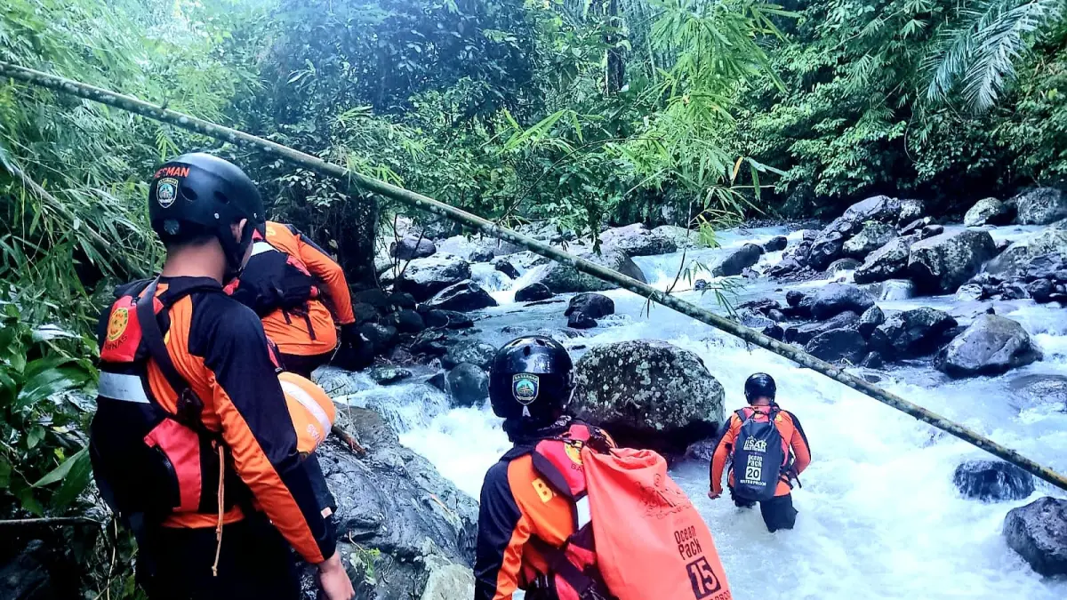 Tim SAR gabungan bersama warga menyisir aliran sungai di kawasan wisata Air Terjun Tibu Ijo, Desa Kekait, Kecamatan Gunungsari, Senin (6/4). (DOK BASARNAS)