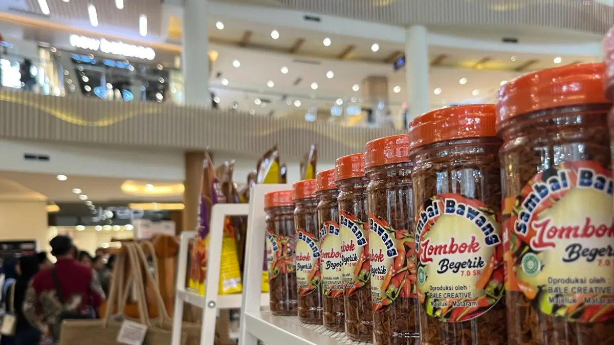 TINGKATKAN DAYA SAING: Sejumlah produk UMKM NTB yang hadir dalam kegiatan bazar di Lombok Epicentrum Mall, beberapa waktu lalu. (FERIAL/LOMBOK POST)