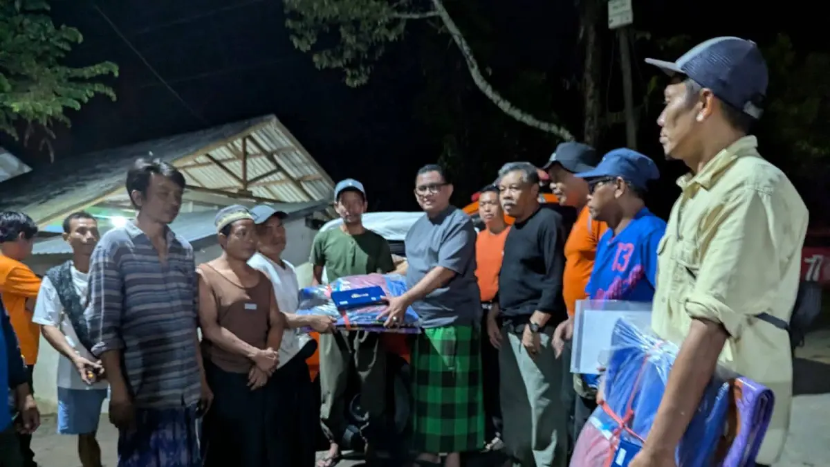 Wabup KLU Kusmalahadi Syamsuri memberikan bantuan kepada korban terdampak banjir di Dusun Kerujuk, Desa Menggala. (IST/LOMBOK POST)

