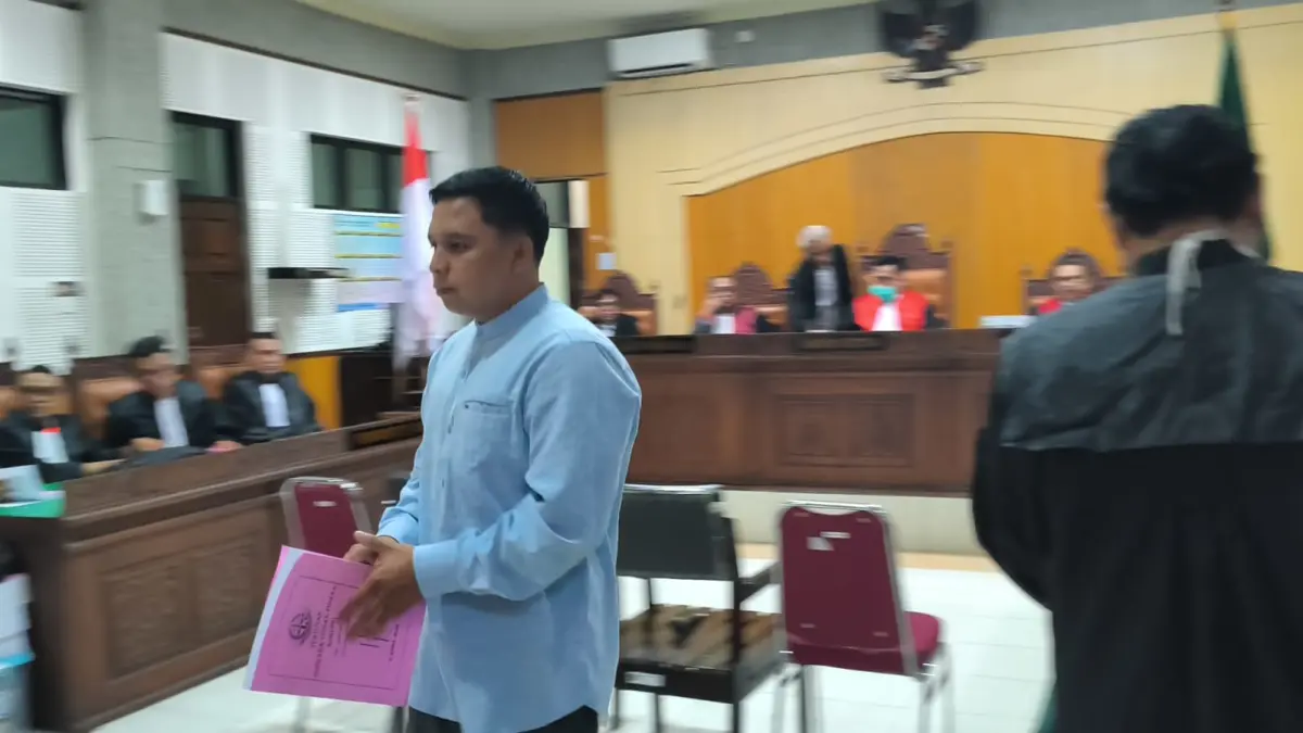 Alpin Agustin terdakwa korupsi pengelolaan lahan milik Pemprov NTB di Gili Trawangan seluas 65 hektare dituntut Jaksa Penuntut Umum (JPU) dituntut secara terpisah. (Harli/Lombok Post)