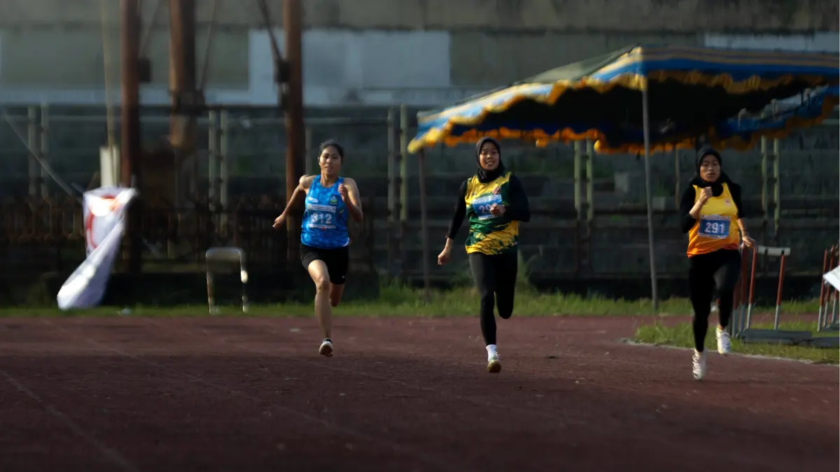 Atlet atletik kabupaten/kota saat mengikuti kejuaraan di GOR 17 Desember, beberapa waktu lalu. (DOK/LOMBOK POST)