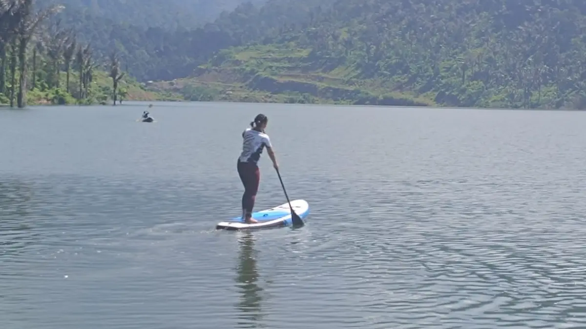 Atlet dayung kabupaten/kota menjalani latihan di Bendungan Meninting, beberapa waktu lalu. (DOK PODSI NTB)
