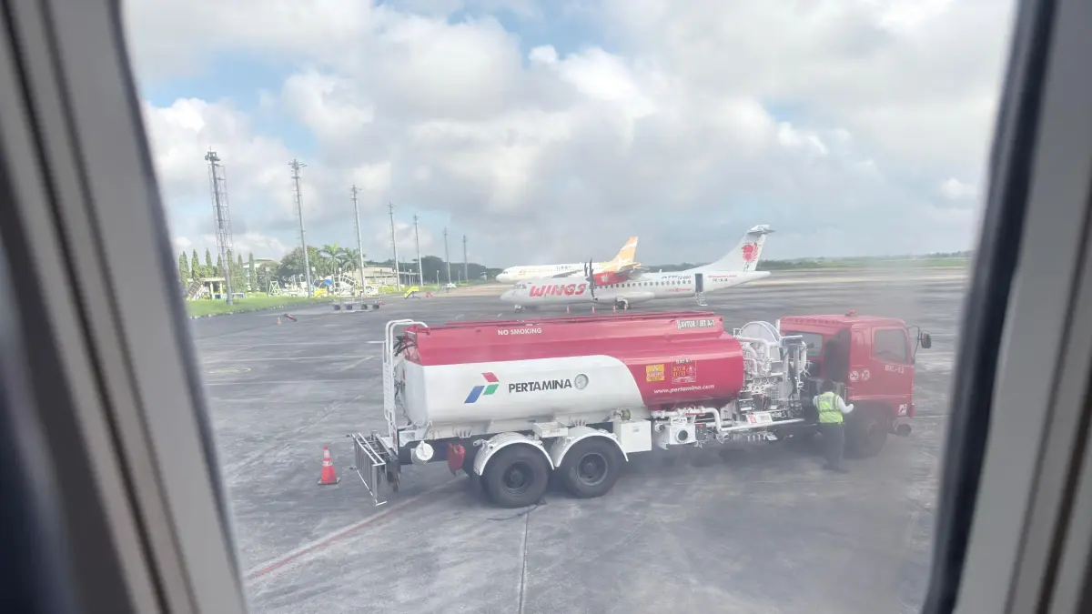 BAHAN BAKAR: Truk Pertamina pengangkut Avtur bersiap mengisi bahan bakar pesawat, di Bandara Internasional Zainuddin Abdul Madjid (BIZAM), Lombok Tengah, belum lama ini. (YUYUN/LOMBOK POST)