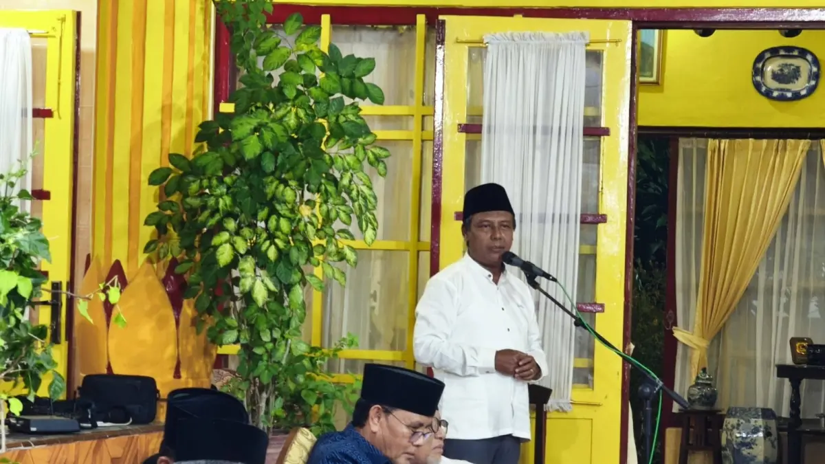 BERI SAMBUTAN: Bupati KSB Amar Nurmansyah saat menyampaikan sambutan dalam kegiatan peringatan 15 tahun penobatan Sultan Sumbawa di istana&nbsp; Bala Kuning, Sumbawa.&nbsp;(Ist/LOMBOK POST)