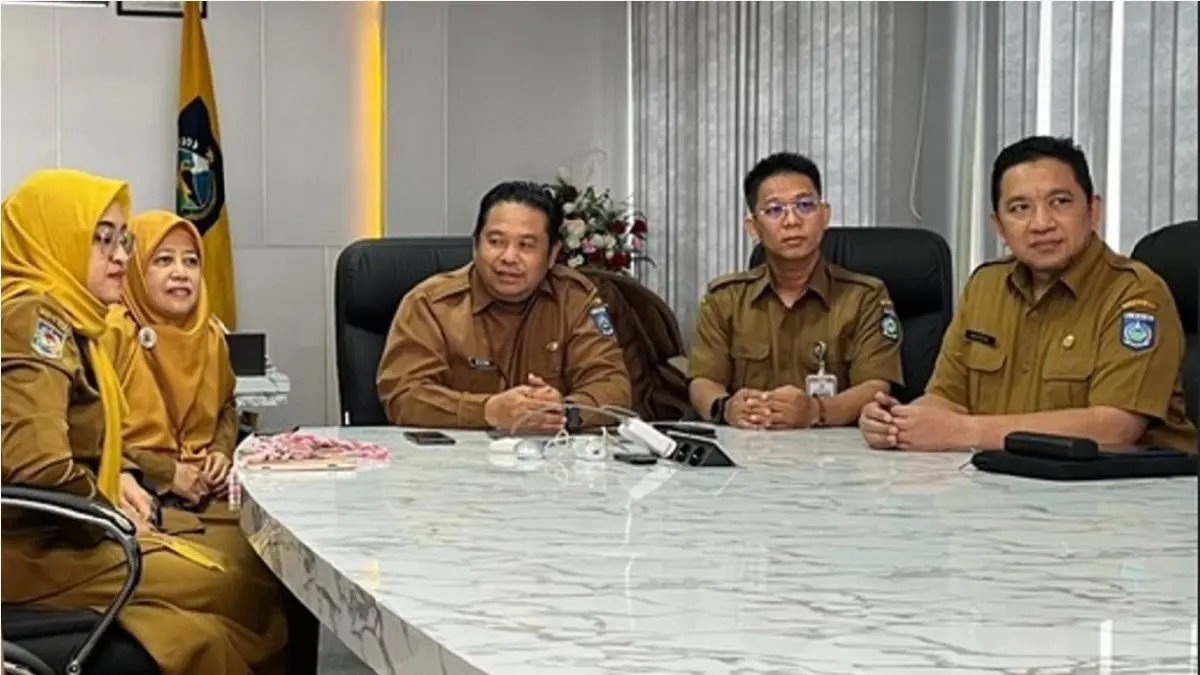 BLUD: Pelaksana Tugas Direktur RSUP NTB dr Lalu Hamzi Fikri saat menggelar konferensi pers di Ruang Rapat RSUP NTB, Senin (6/4). (KOMINFOTIK NTB/LOMBOK POST)