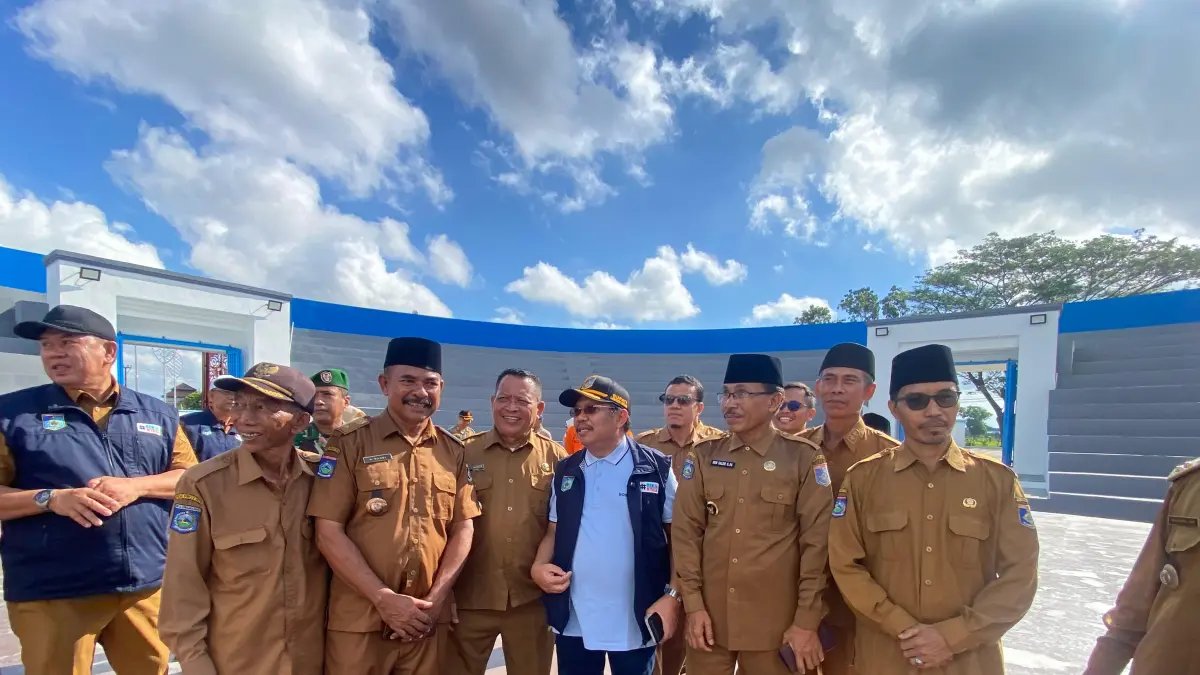 Bupati Lobar Lalu Ahmad Zaini saat meninjau kesiapan arena Colosseum yang akan menjadi lokasi laga Presean dalam rangka HUT Lobar ke-68. (TONI/LOMBOK POST)