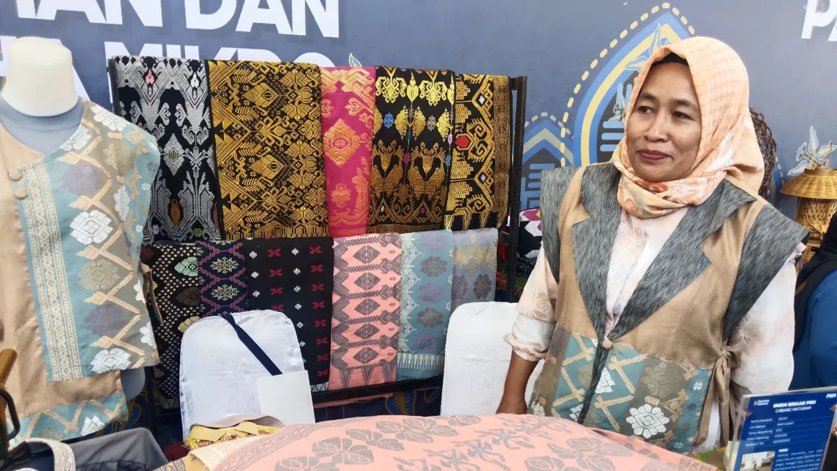 DIMINATI: Meleke perkenalkan aneka produk kain tenun dari Desa Batujai, Praya Barat, Lombok Tengah, beberapa waktu lalu. (IST/LOMBOK POST)