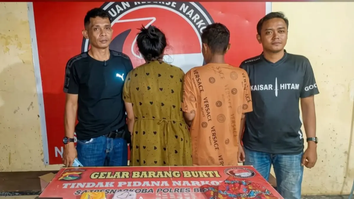DITANGKAP: Pasutri KM dan EE diamankan bersama barang bukti sabu serta lainnya di Polres Bima Kota. (Dok Polres Bima Kota)