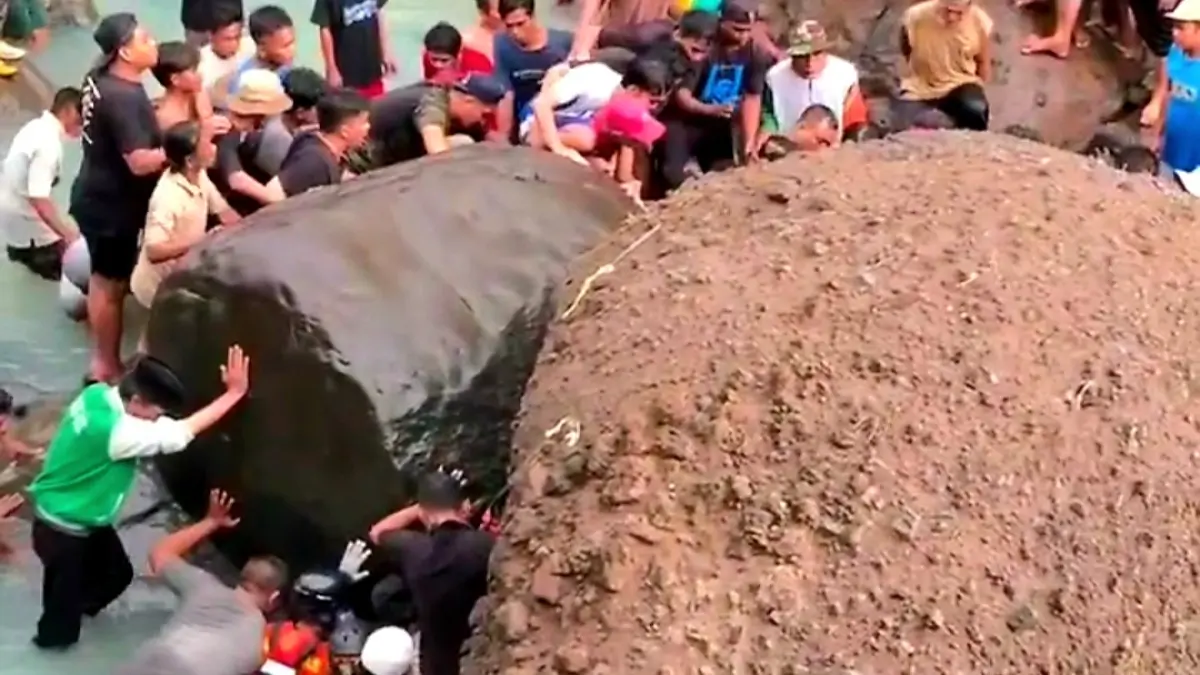 EVAKUASI: Tim SAR Gabungan bersama warga saat melakukan evakuasi jenazah Lisa Pratiwi, warga Kota Mataram di Sungai Desa Kekait, Lombok Barat, Selasa (7/4). (IST/LOMBOK POST)