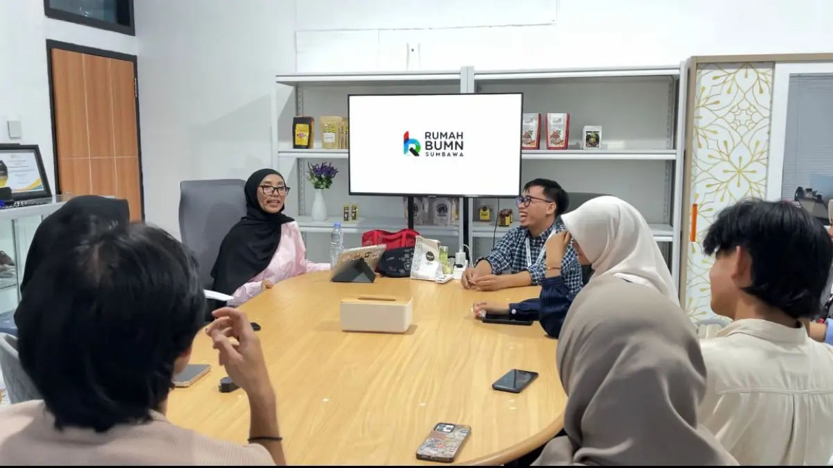 Focus Group Coaching 1 bertema “Penggunaan AI dalam Promosi Produk UMKM” yang digelar di Rumah BUMN Sumbawa. (Istimewa)
