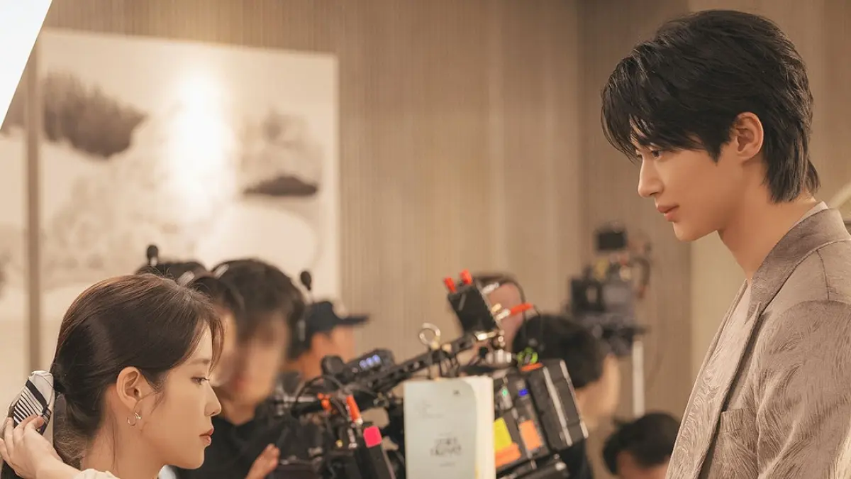 Foto di balik layar Drakor Perfect Crown yang dibintangi IU dan Byeon Woo Seok. (MBC)