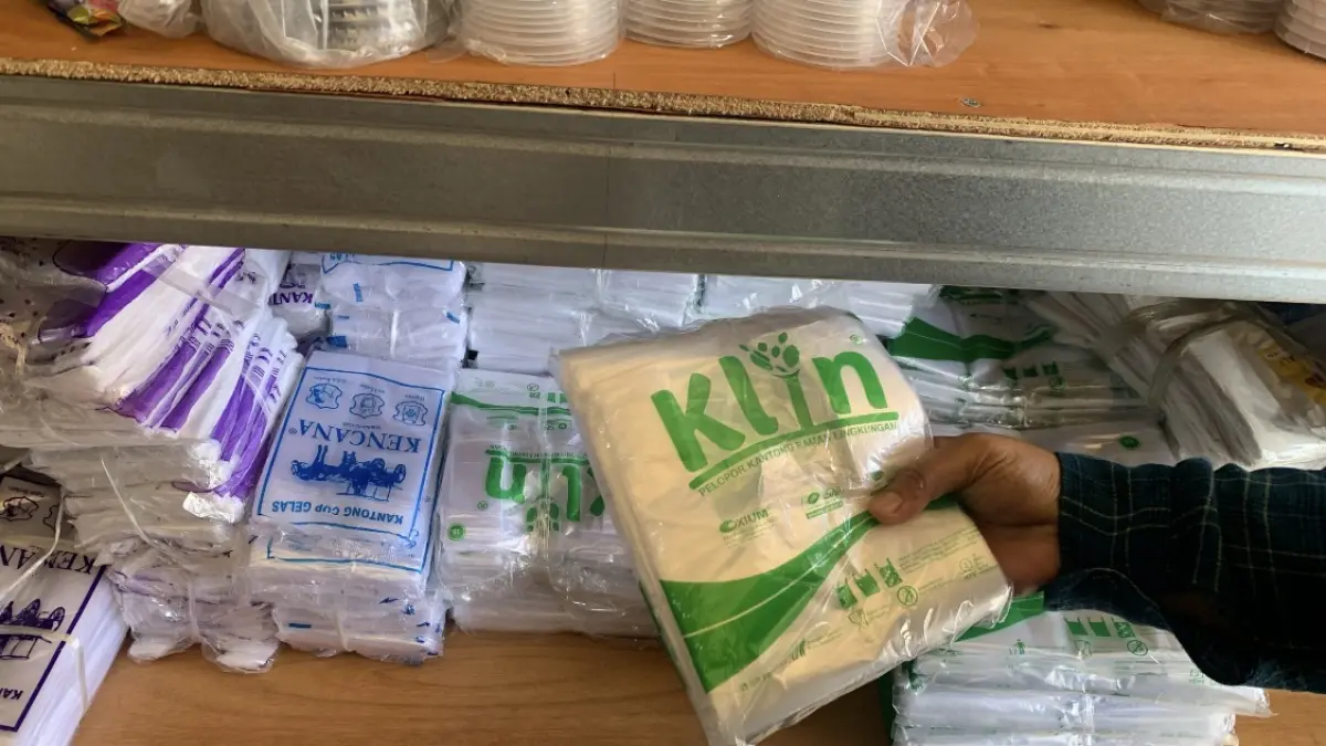 HARGA NAIK: Harga plastik yang mulai naik di pasaran. 